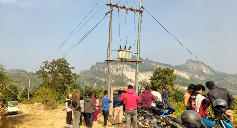 टुकी र मैनबत्तीको बस्तीमा पहिलोपटक बिजुली